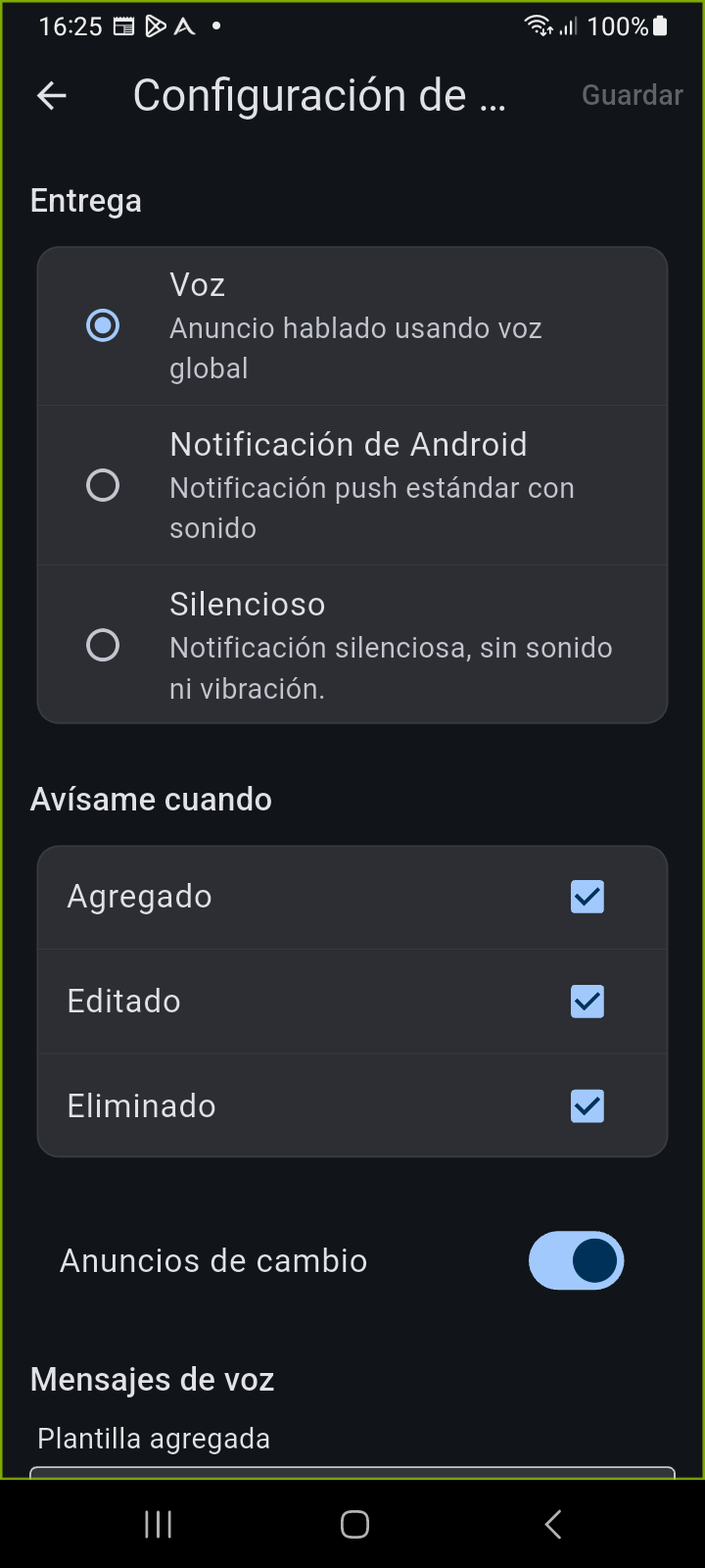 Ajustes de notificación de la entidad mostrando selección del Modo de Entrega, casillas de verificación de activadores de eventos y plantillas de voz personalizables