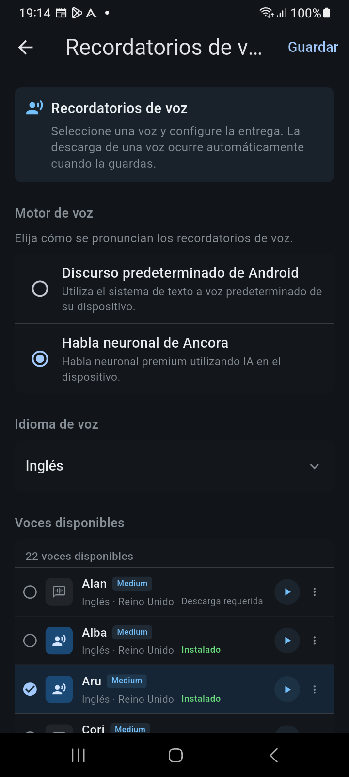 Pantalla de configuración de Recordatorios de Voz con selección de motor y catálogo de voces neuronales disponibles