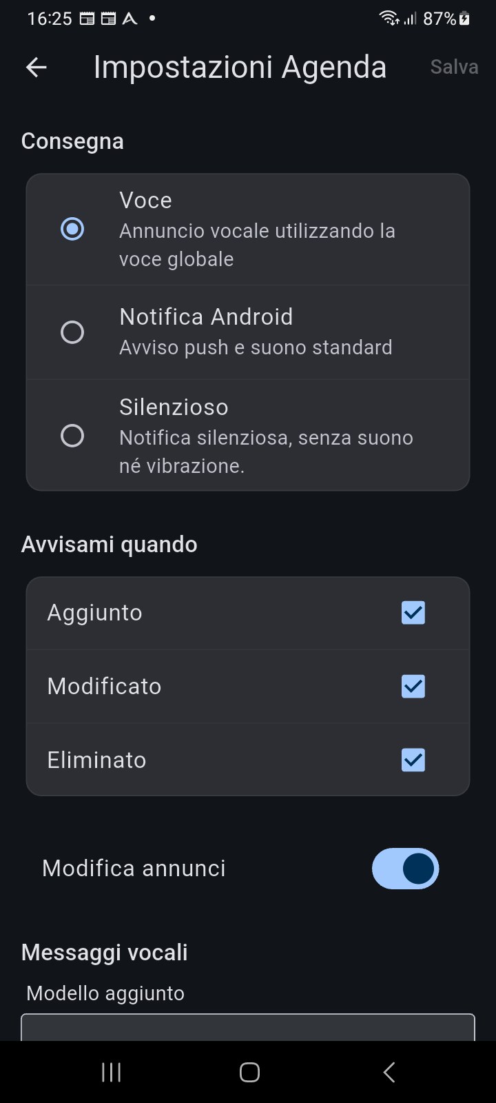 Impostazioni di notifica dell'entità che mostrano la selezione della Modalità di Consegna, le caselle di controllo dei trigger degli eventi e i modelli vocali personalizzabili