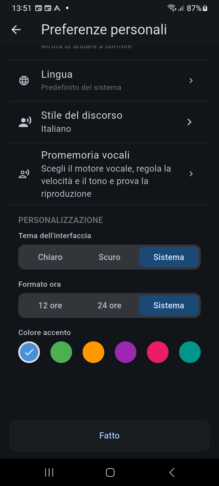 Sezione Personalizzazione che mostra il controllo segmentato Tema dell'Interfaccia, il selettore Formato Ora e i cerchi della tavolozza Colori di Accento