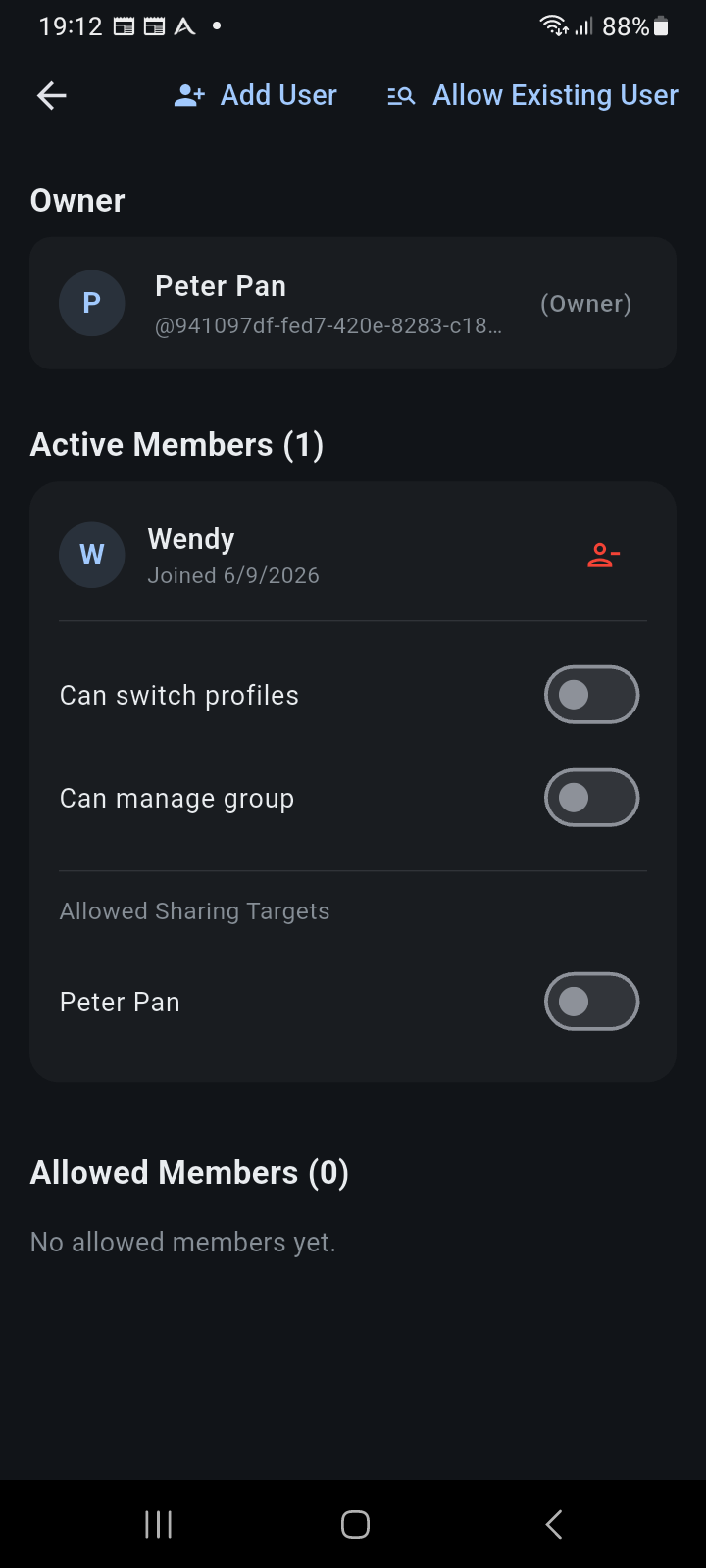 Schermata Gestione Gruppo che mostra gli interruttori della whitelist dei Destinatari di Condivisione Consentiti sotto la scheda di un membro attivo